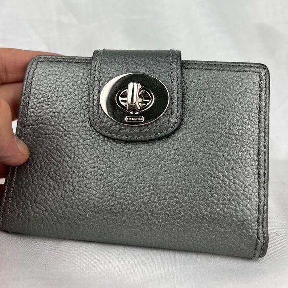 Vintage Coach Bifold Gray Silver Pebble Grain Leather Turn-lock Stylish Wallet - Picture 2 of 7